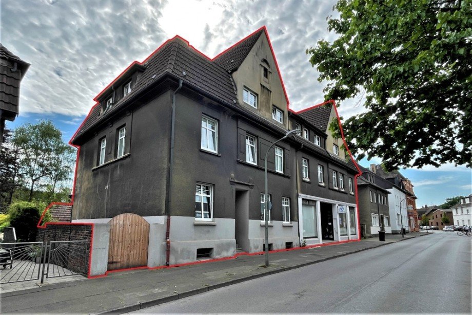 (2) Eine weitere Ansicht der Stra�enfront der Geb�ude Mehrfamilienhaus Bottrop / Batenbrock