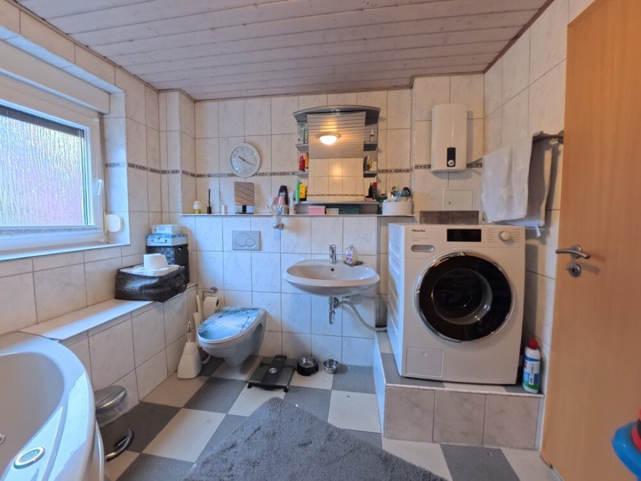(29) Zun�chst betreten Sie das ger�umige Badezimmer Reiheneckhaus Bottrop / Batenbrock