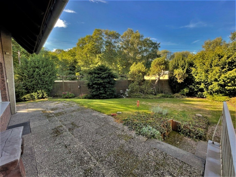 (12) Die r�ckseitige Terrasse mit Blick auf das traumhafte Gartengrundst�ck Doppelhaush�lfte Bottrop / Stadtmitte