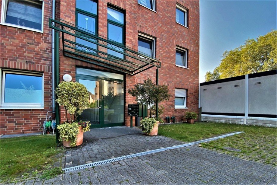 (2) Der gemeinschaftliche Hauseingangsbereich im Erdgeschoss Erdgeschosswohnung Bottrop / Stadtmitte