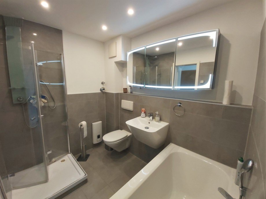 (12) Das Badezimmer aus einer anderen Perspektive Etagenwohnung Bottrop / Ebel