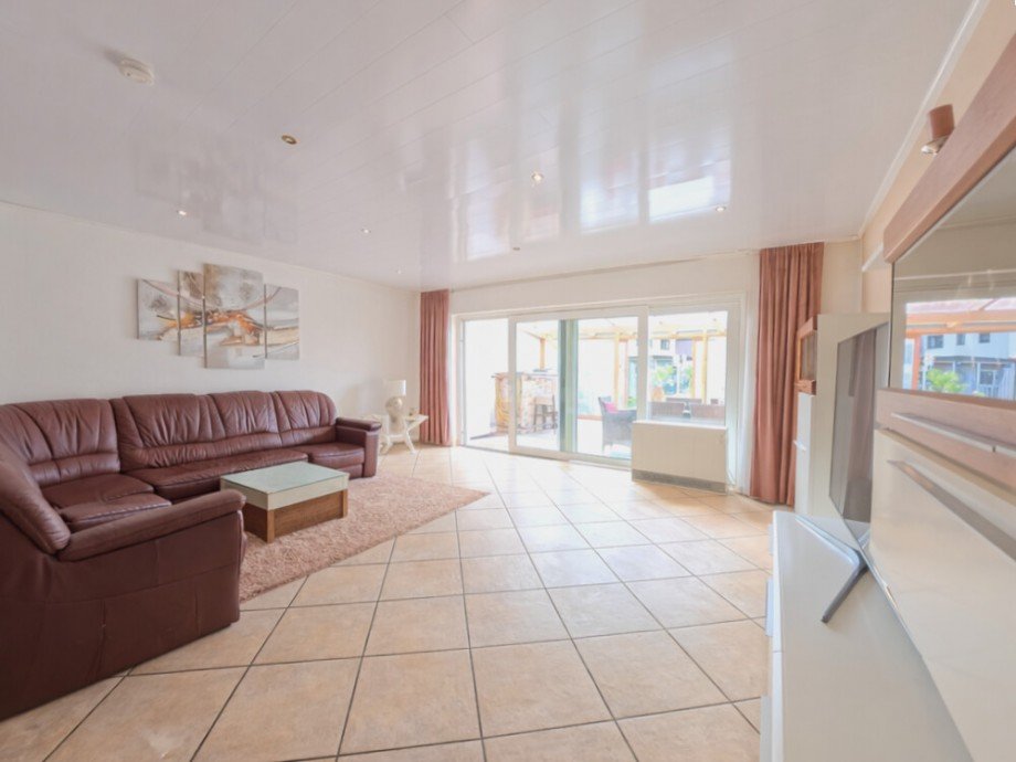 (13) �ber den Wohnbereich betreten wir die �berdachte Terrasse mit angrenzendem Garten Reihenmittelhaus Bottrop / Fuhlenbrock