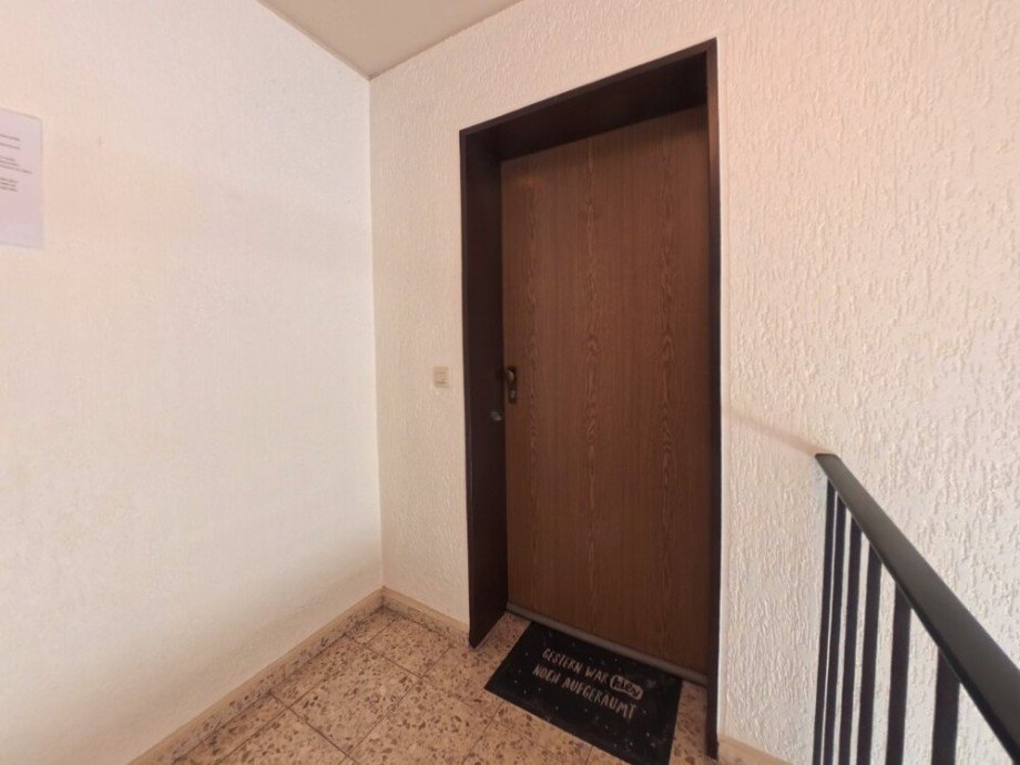 (6) Der Wohnungseingang befindet sich im Dachgeschoss (rechts) Etagenwohnung Bottrop / Fuhlenbrock