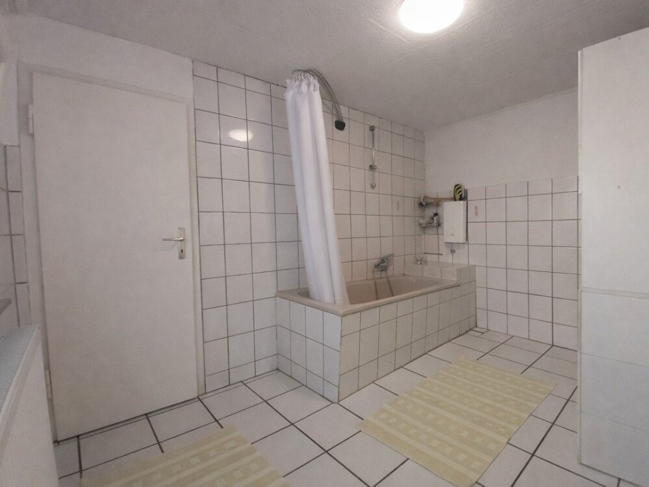 (10) �ber das Wohnzimmer erreichen Sie das Wannenbadezimmer im Anbaubereich Doppelhaush�lfte Bottrop / Stadtmitte