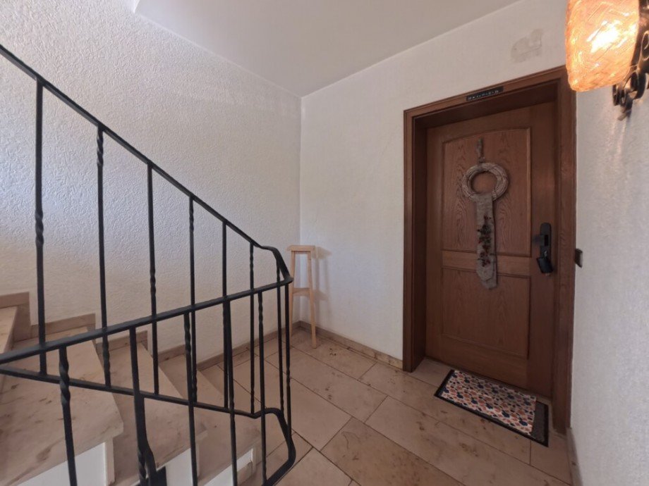 (6) Ein Blick auf den Wohnungseingang im ersten Obergeschoss Etagenwohnung Bottrop / Fuhlenbrock