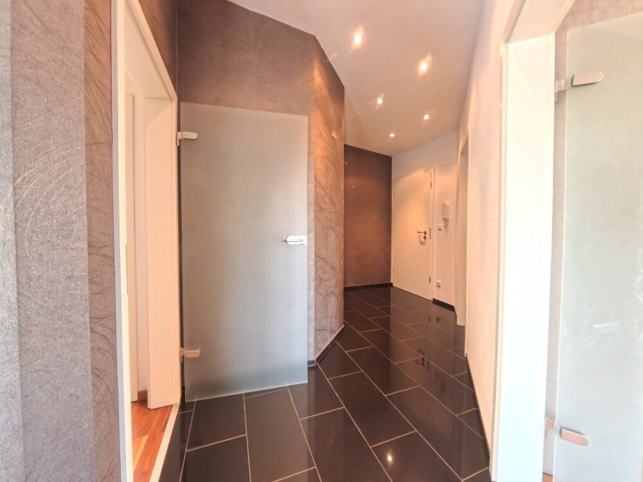 (9) Der Wohnungsflur mit Blickrichtung Wohnungseingangst�r Penthousewohnung Bottrop / Bottrop-Vonderort