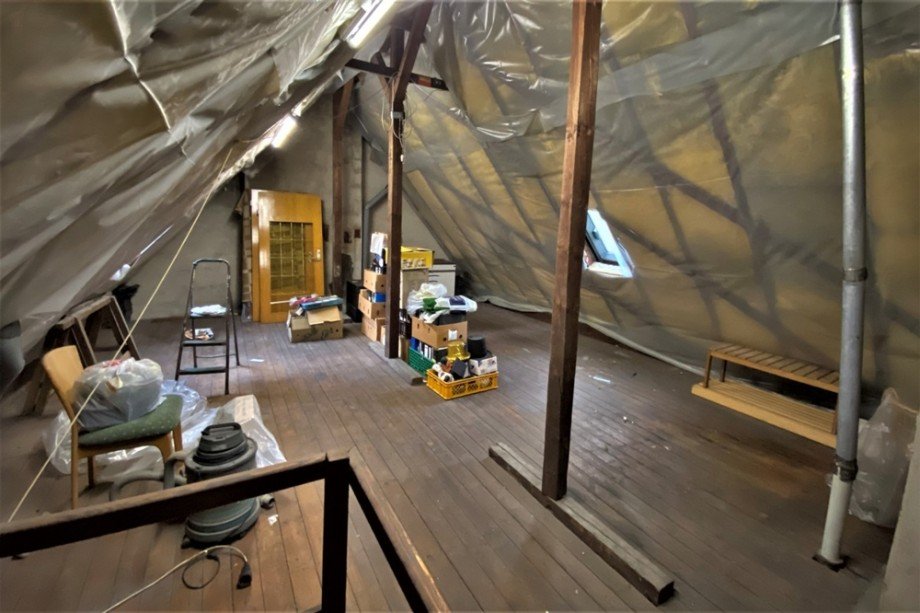 (23) Der Spitzbodenbereich dient derzeit als Lagerfl�che Mehrfamilienhaus Bottrop / Eigen