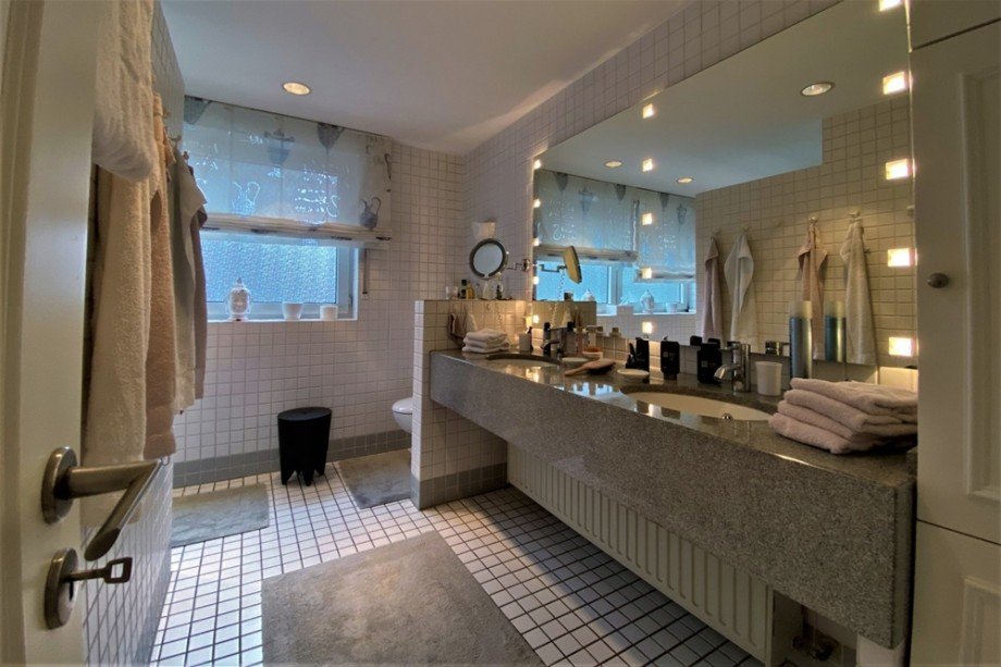 (17) �ber das Schlafzimmer betreten Sie das Masterbadezimmer Zweifamilienhaus Bottrop / Eigen