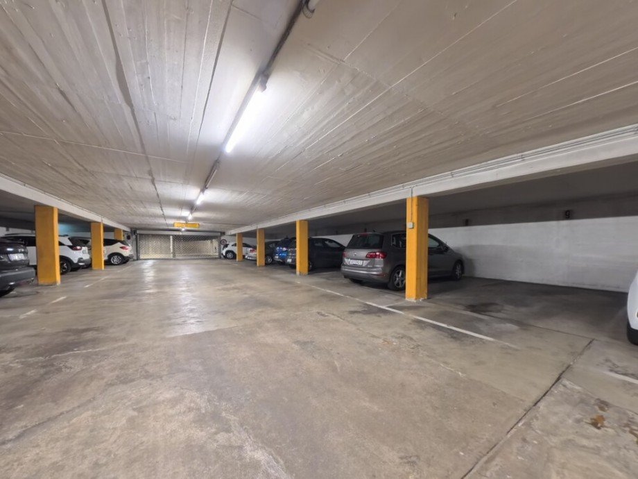 (24) Der Stellplatz in der Tiefgarage ist �ber den Flurbereich bequem zu erreichen Etagenwohnung Bottrop / Stadtmitte