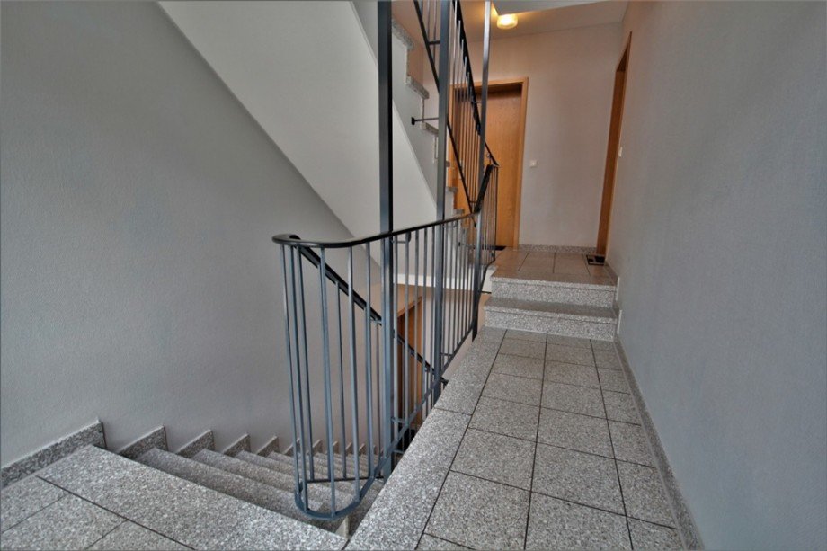 (2) Eine erste Impression aus dem gemeinschaftlichen Hausflur im Erdgeschoss Etagenwohnung Bottrop / Stadtmitte