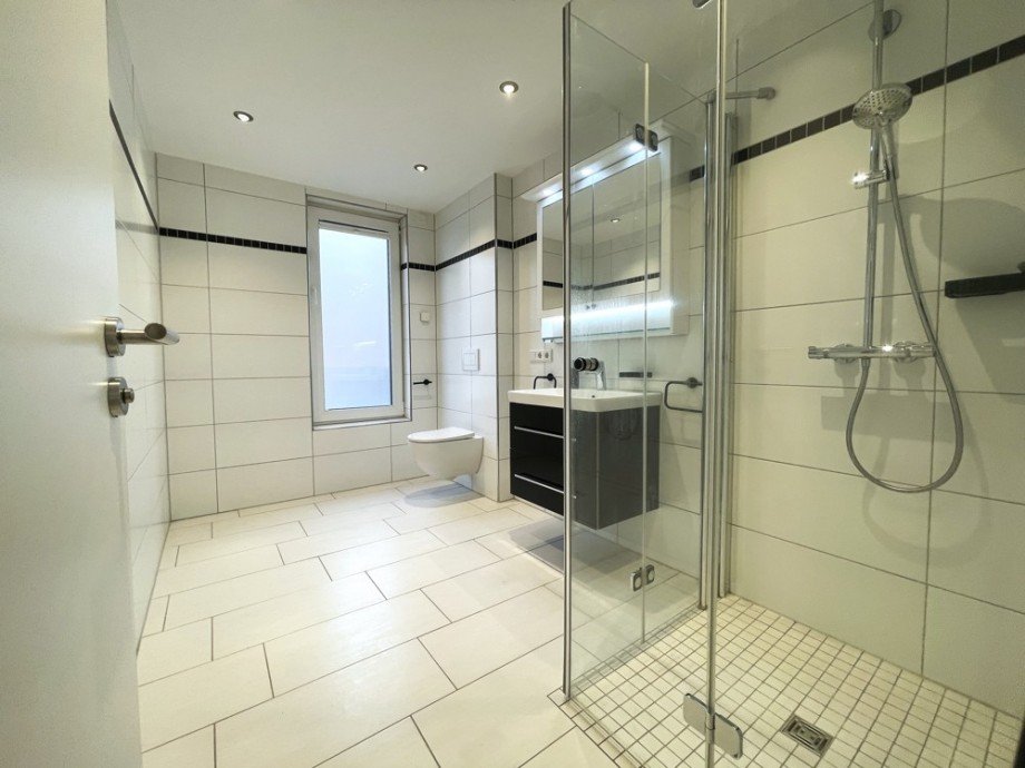 (11) Neben diesem Wohnraum befindet sich das neuwertige Badezimmer Erdgeschosswohnung Bottrop