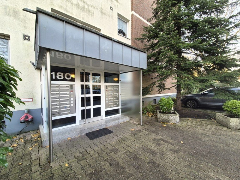 (2) Eine Impression des gemeinschaftlichen Hauseingangs Etagenwohnung Bottrop / Bottrop-Vonderort