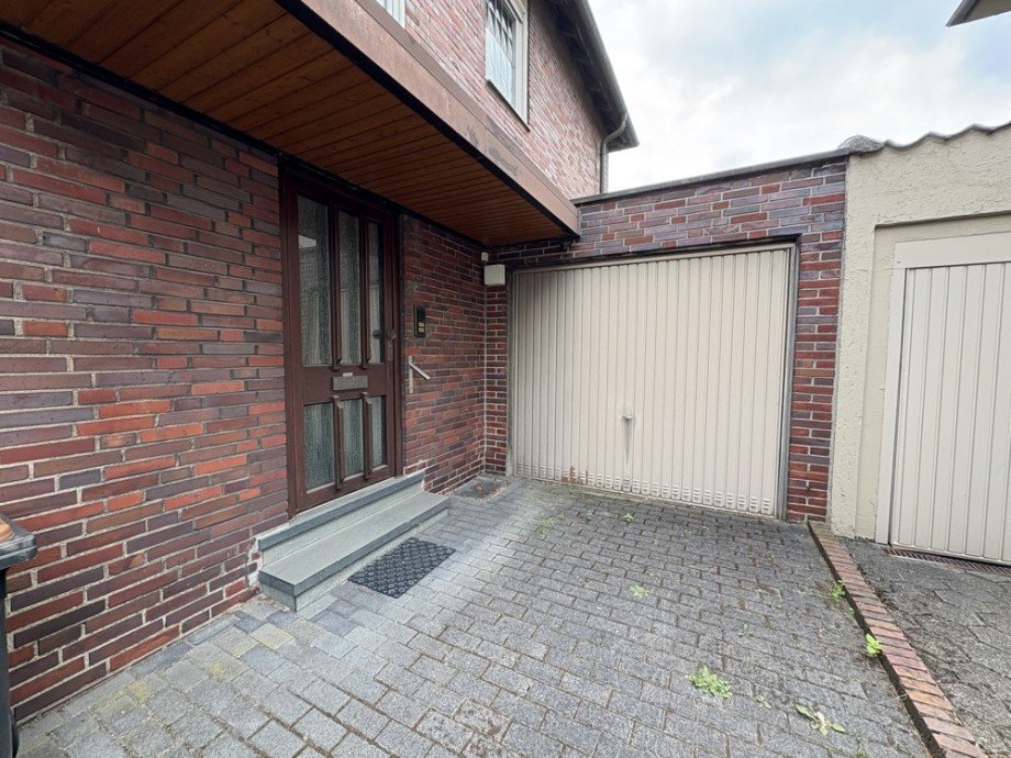 (3) Der Hauseingang befindet sich auf der rechten Seite unmittelbar neben der Garagenzufahrt Zweifamilienhaus Bottrop / Stadtmitte