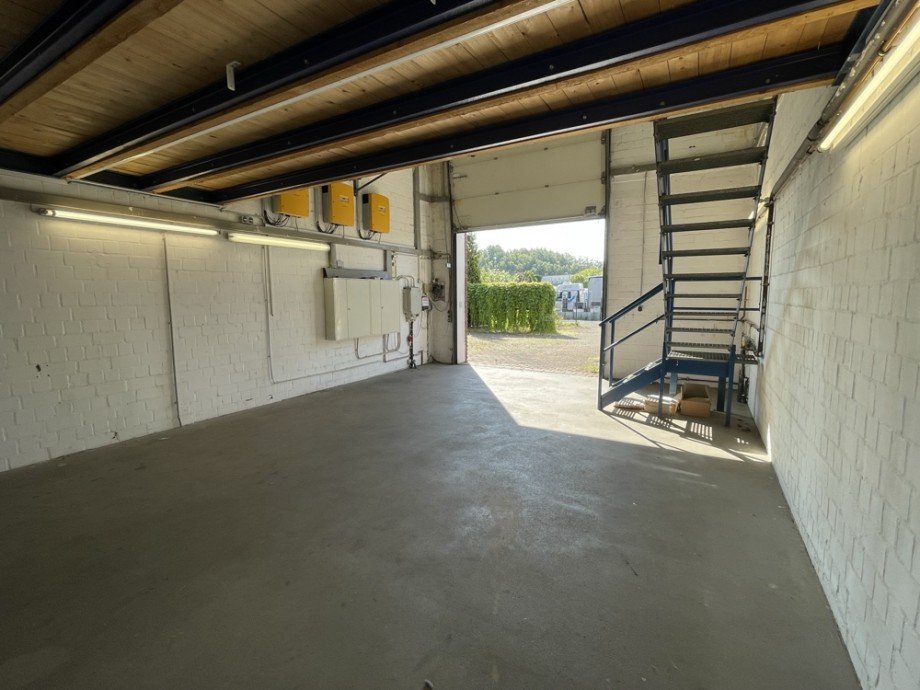 (9) Beide Toreinfahrten haben eine Durchfahrtsh�he von ca. 3 Metern Halle / Lager / Produktion Bottrop