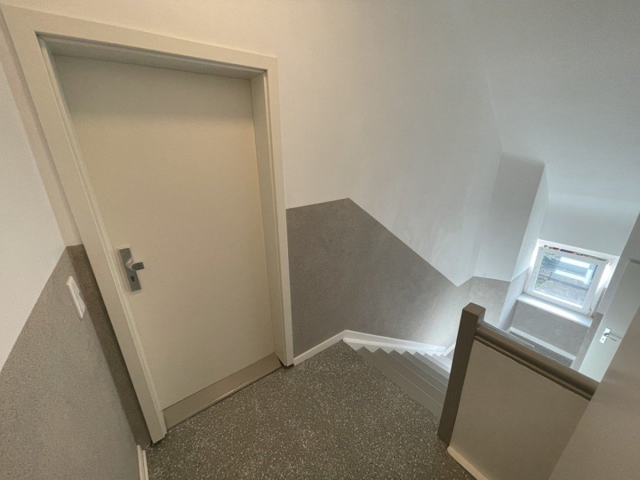 (9) Gegen�berliegend vom Wohnungseingang befindet sich eine weitere praktische Abstellm�glichkeit Dachgeschosswohnung Oberhausen / Sterkrade-Mitte