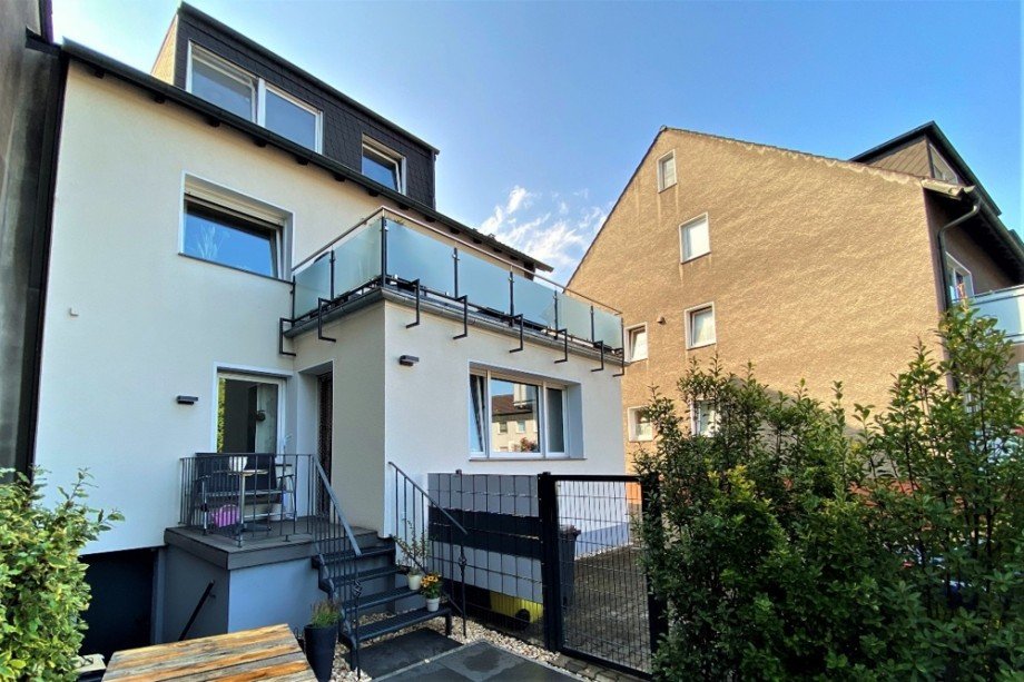(6) Ein Blick auf die Geb�uder�ckseite von der Terrasse der Wohnung im Erdgeschoss Mehrfamilienhaus Bottrop / Fuhlenbrock