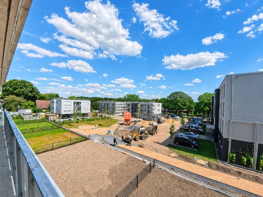(12) Der Ausblick vom Balkon in die Neubausiedlung Etagenwohnung Oberhausen / Klosterhardt-Nord