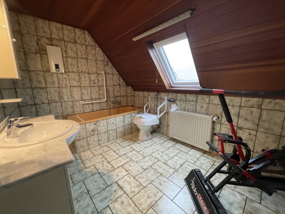 (16) Mittig im Obergeschoss befindet sich dieses Badezimmer Einfamilienhaus Bottrop / Batenbrock
