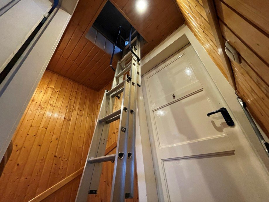 (19) Hier blicken wir auf den Aufgang in den Spitzbodenbereich Reihenmittelhaus Oberhausen / Holten