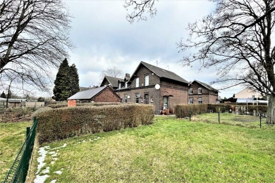 (9) Eine Impression der Geb�uder�ckseite von der Grundst�cksgrenze Mehrfamilienhaus Bottrop / Ebel