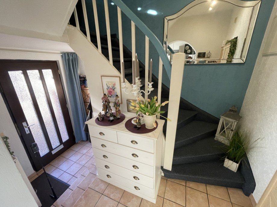 (4) Der Hausflurbereich im EG mit Blick auf den Aufgang in das Obergeschoss Reiheneckhaus Gladbeck / Schultendorf