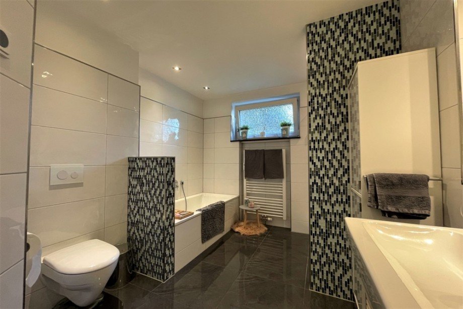 (12) Hier eine erste Impression des modernen Badezimmers Etagenwohnung Oberhausen / Sterkrade