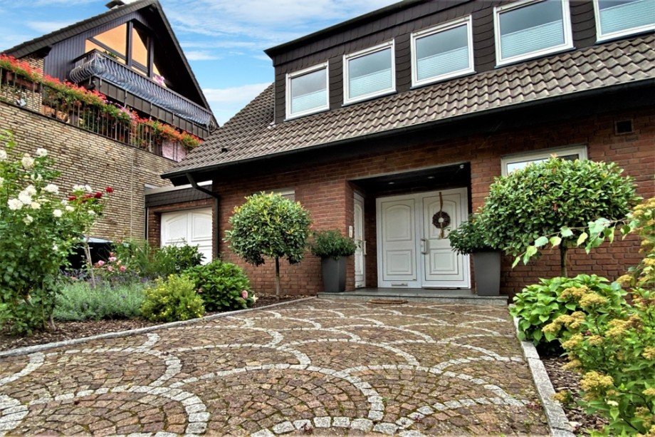 (3) Ein Blick auf den Hauseingangsbereich entlang des Vorgartens Zweifamilienhaus Bottrop / Eigen