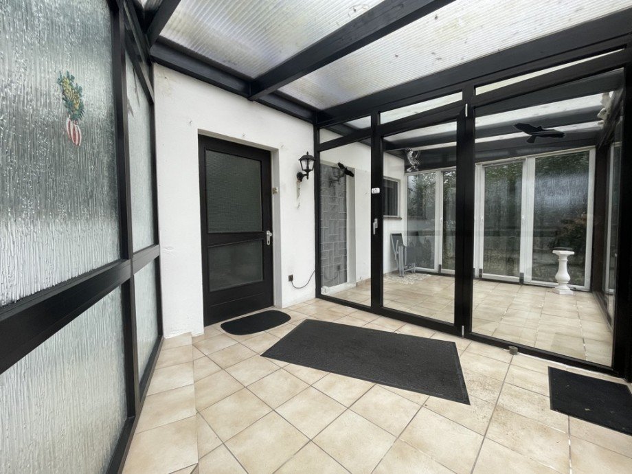 (3) Ein Blick auf den �berdachten Hauseingangsbereich auf der Geb�uder�ckseite Haus Bottrop / Vonderort