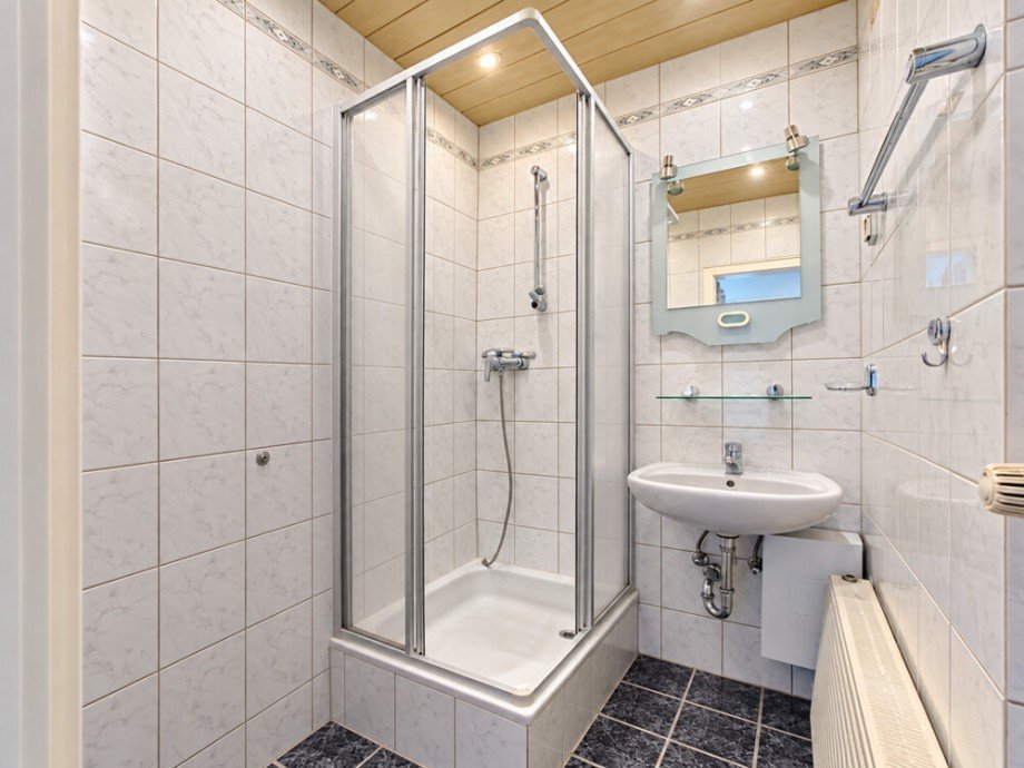 (13) Sowie das benachbarte Duschbadezimmer Etagenwohnung Bottrop / Batenbrock