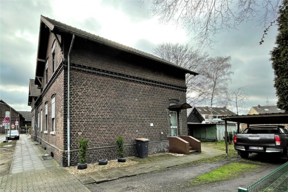 (3) Der nordwestliche Grundst�ckseingang und Blick auf ein PKW Carport Mehrfamilienhaus Bottrop / Ebel