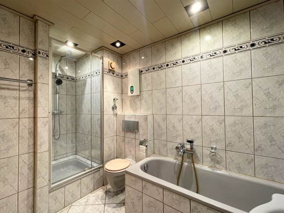 (11) Das Badezimmer aus einer anderen Perspektive Erdgeschosswohnung Oberhausen / Schwarze Heide