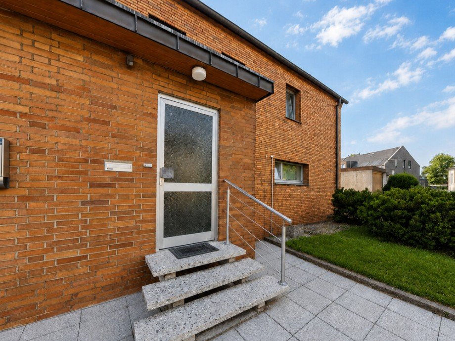 (2) Der Hauseingangsbereich befindet sich auf der Geb�udevorderseite Reihenmittelhaus Bottrop / Batenbrock