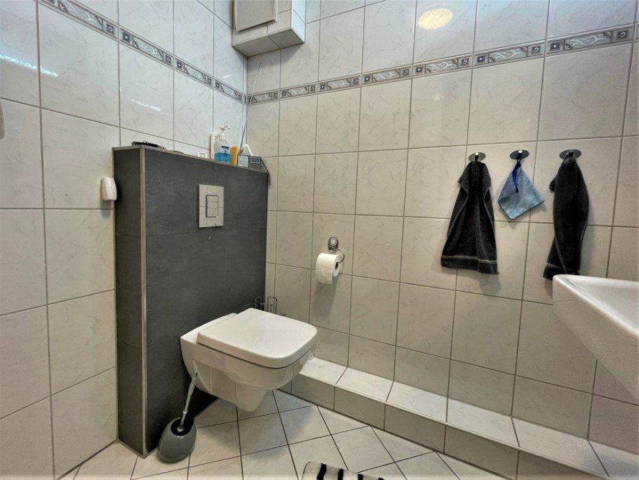 (13) Das Duschbadezimmer aus einem anderen Blickwinkel Maisonettewohnung Bottrop / Welheim