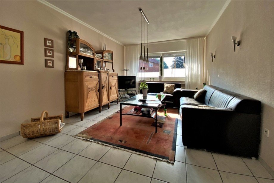 (11) Das helle Wohnzimmer der Wohnung im Erdgeschoss Mehrfamilienhaus Bottrop / Fuhlenbrock