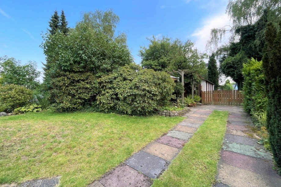 (17) Ein Blick auf das r�ckw�rtig liegende Tor zum Garten Mehrfamilienhaus Bottrop / Eigen