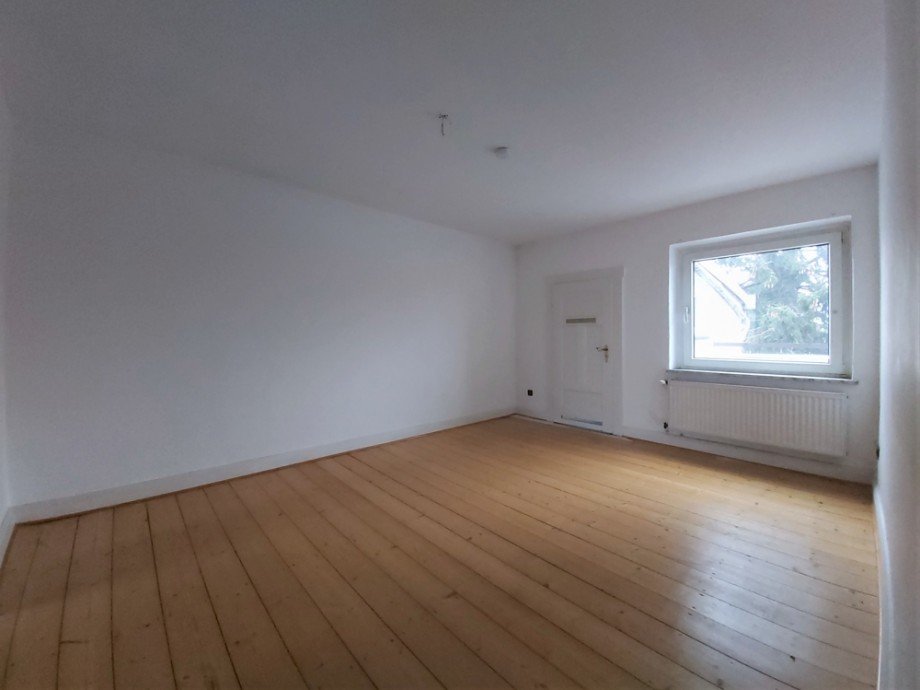 (20) Angekommen im hellen Wohnzimmer mit Zugang zum Badezimmer Mehrfamilienhaus M�lheim an der Ruhr / Speldorf