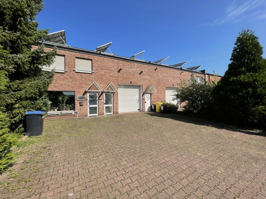 (3) Hier ein Blick auf den linken Geb�udeteil mit vorgelagerten Stellplatzfl�chen Halle / Lager / Produktion Bottrop