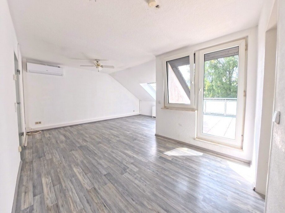 (10) Eine weitere Impression des Wohnzimmers mit Balkonzugang Etagenwohnung Bottrop / Fuhlenbrock