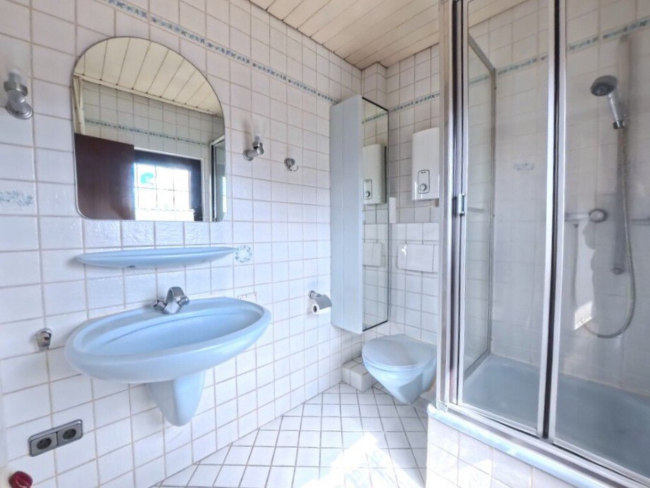 (13) Das Duschbadezimmer mit Fenster Reihenendhaus Bottrop / Batenbrock