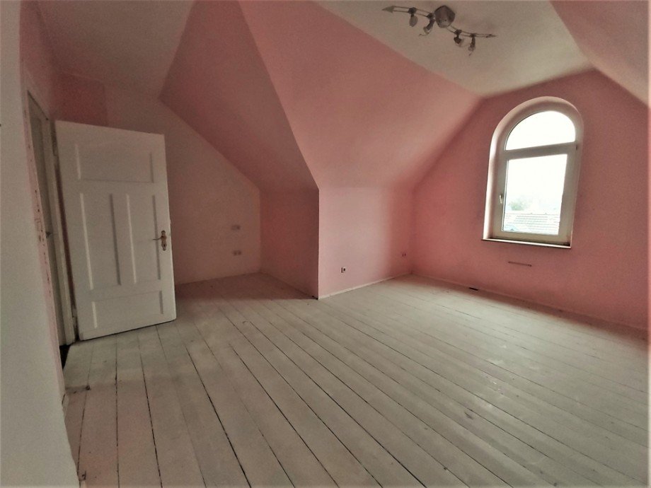 (28) Ein weiterer Raum (Nfl.) befindet sich neben dem Trockenboden ebenfalls im Dachgeschoss Mehrfamilienhaus M�lheim an der Ruhr / Speldorf