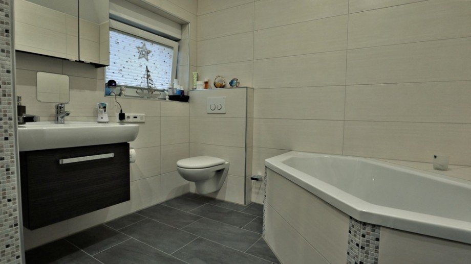 (3) Im linken Teil des Eingangsbereiches befindet sich das Hauptbadezimmer Doppelhaush�lfte Bottrop / Welheimer Mark