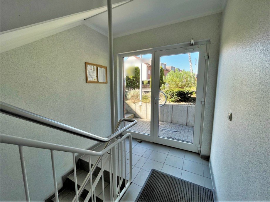 (3) Der Hauseingangsbereich aus dem Hausflur Maisonettewohnung Bottrop / Welheim