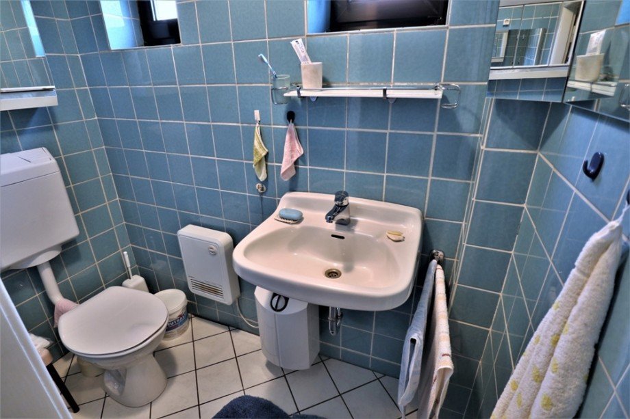 (3) Direkt neben dem Kellerabgang befindet sich das G�ste WC Doppelhaush�lfte Bottrop / Ebel