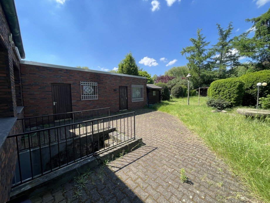 (23) Folgen wir diesem Kellerausgang gelangen wir auf den Hinterhof mit angrenzenden Gartenfl�chen Einfamilienhaus Bottrop / Batenbrock