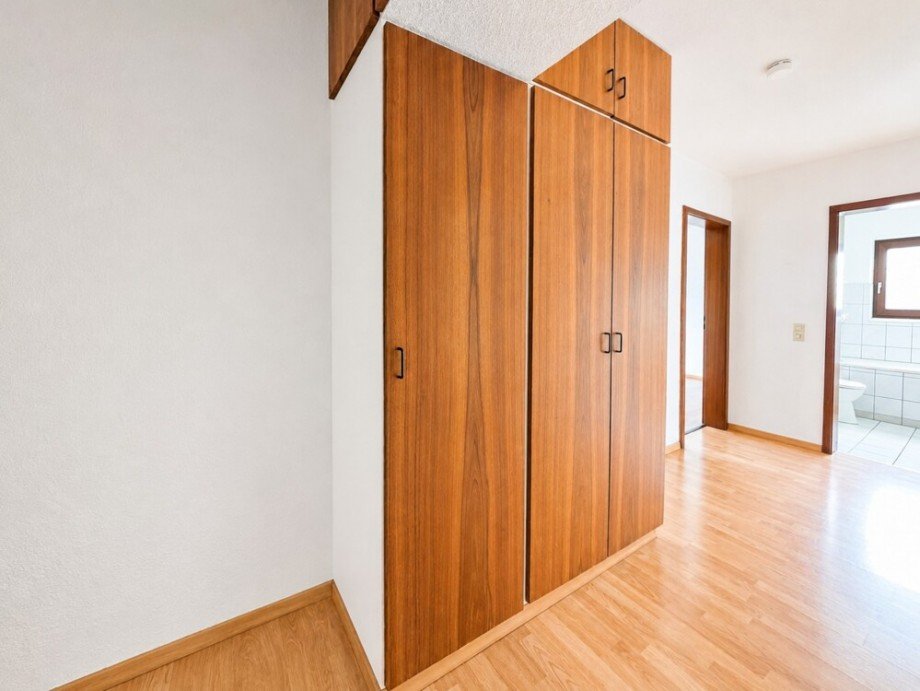(9) Im Wohnungsflur befindet sich ein praktischer Garderobenschrank Etagenwohnung Gladbeck / Gladbeck-Brauck