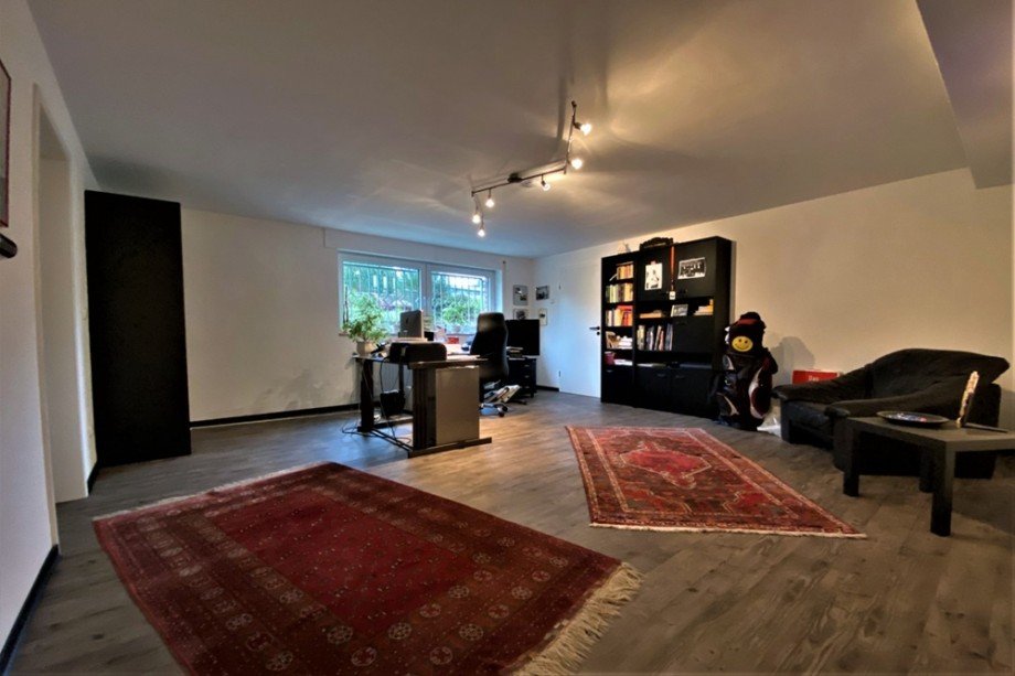 (33) Weiterhin erwartet Sie hier ein gro�z�giger Hobby- oder Arbeitsraum Zweifamilienhaus Bottrop / Eigen