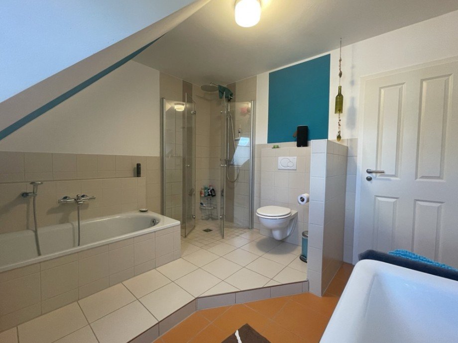 (17) Hier nun ein Einblick in das moderne Badezimmer im Obergeschoss Reihenmittelhaus Gladbeck / Rentfort