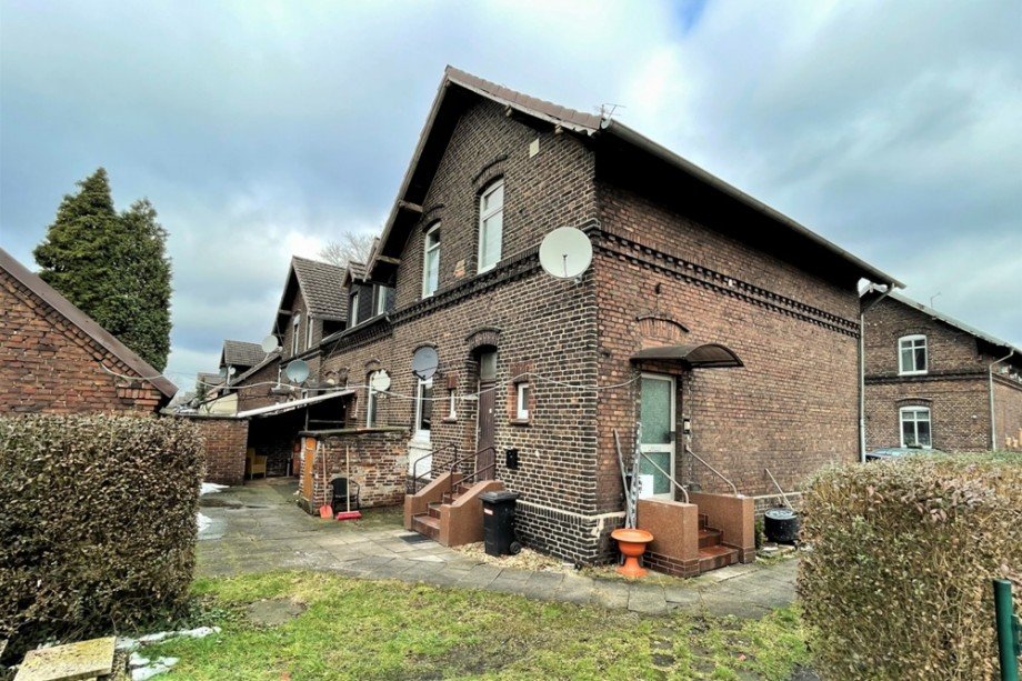 (7) Das s�d�stliche Geb�ude mit Blick auf einen Wohnungseingang Mehrfamilienhaus Bottrop / Ebel