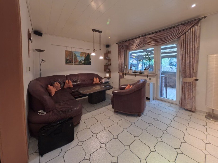 (9) �ber das Wohnzimmer erreichen Sie die �berdachte Terrasse auf der R�ckseite Reihenmittelhaus Bottrop / Fuhlenbrock