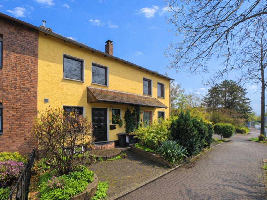 (2) Der Blick auf die Geb�udefront Reihenmittelhaus Bottrop / Welheim